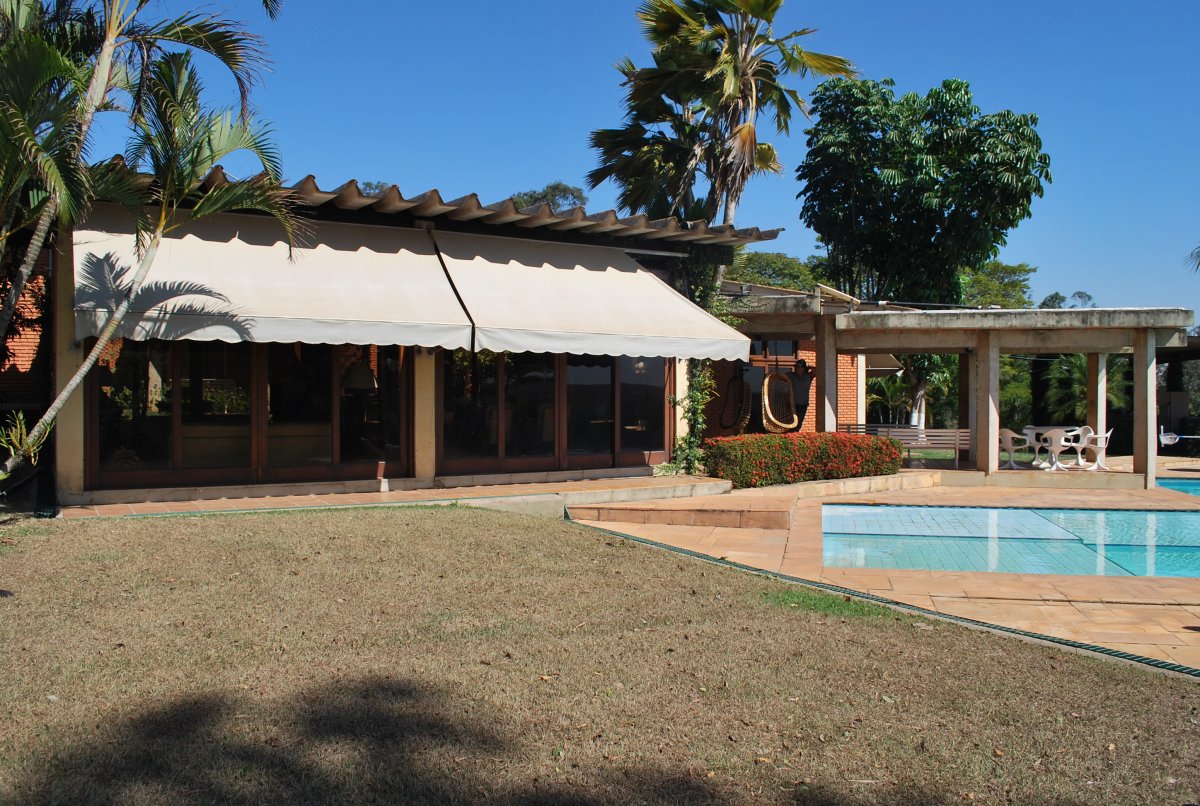 sede com piscina.