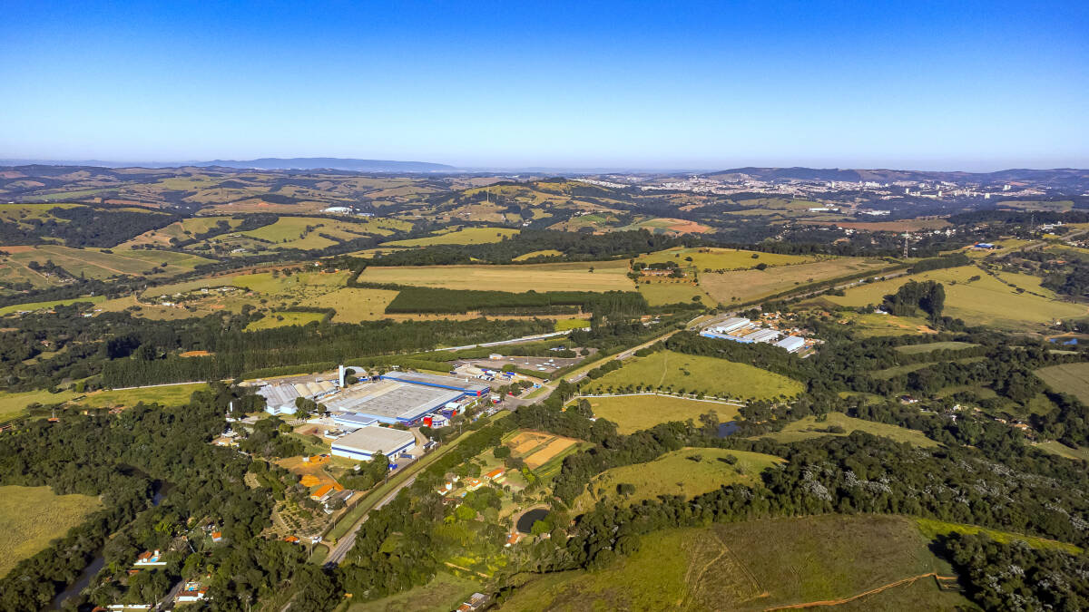 Vista aérea da região. No fundo à direita o centro de Itatiba.