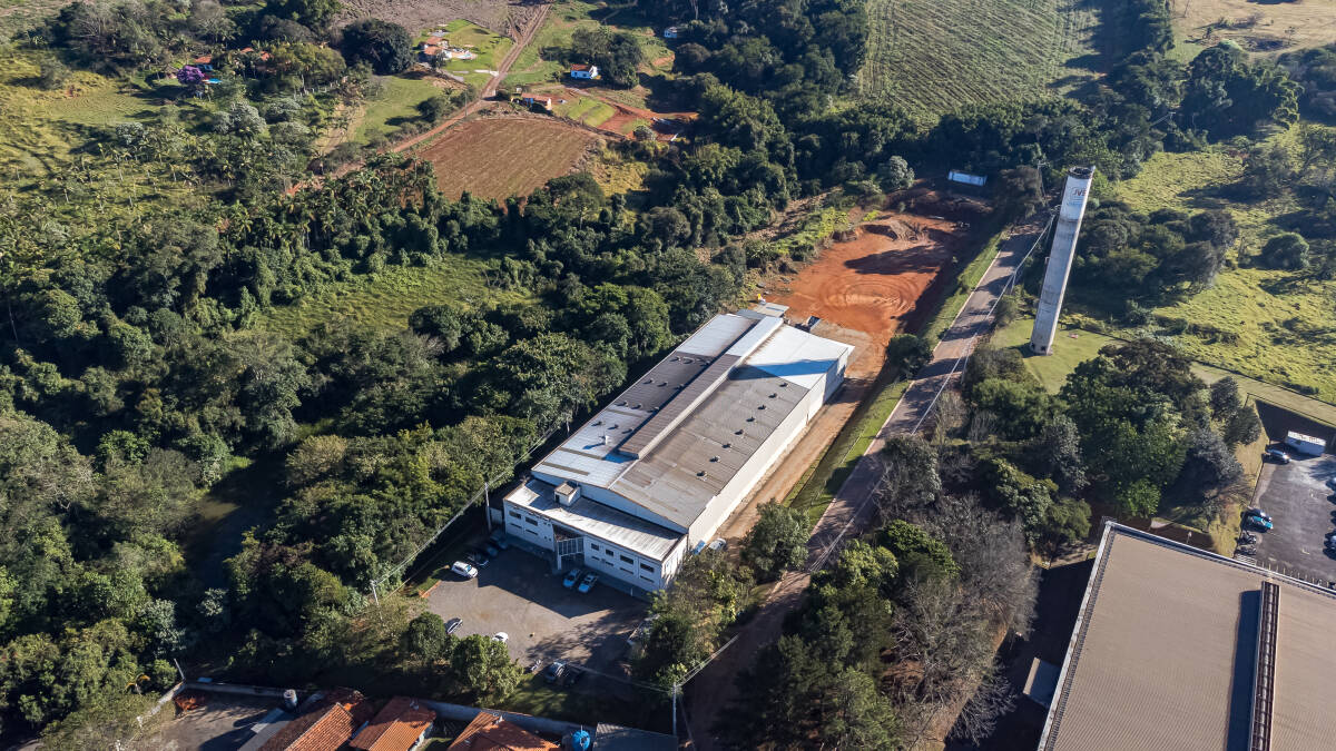 Vista aérea do galpão e da área de preservação permante ao lado.