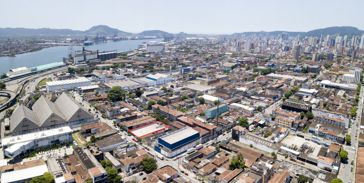 Vista aérea da região com pátio em destaque e Porto de Santos ao fundo