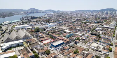 Vista aérea da região com pátio em destaque e Porto de Santos ao fundo