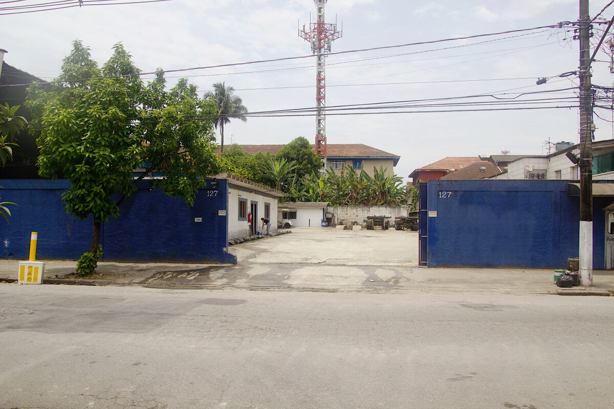 vista externa do pátio com portão de ferro aberto