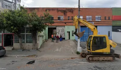 Vista frontal do galpão com obras em andamento.
