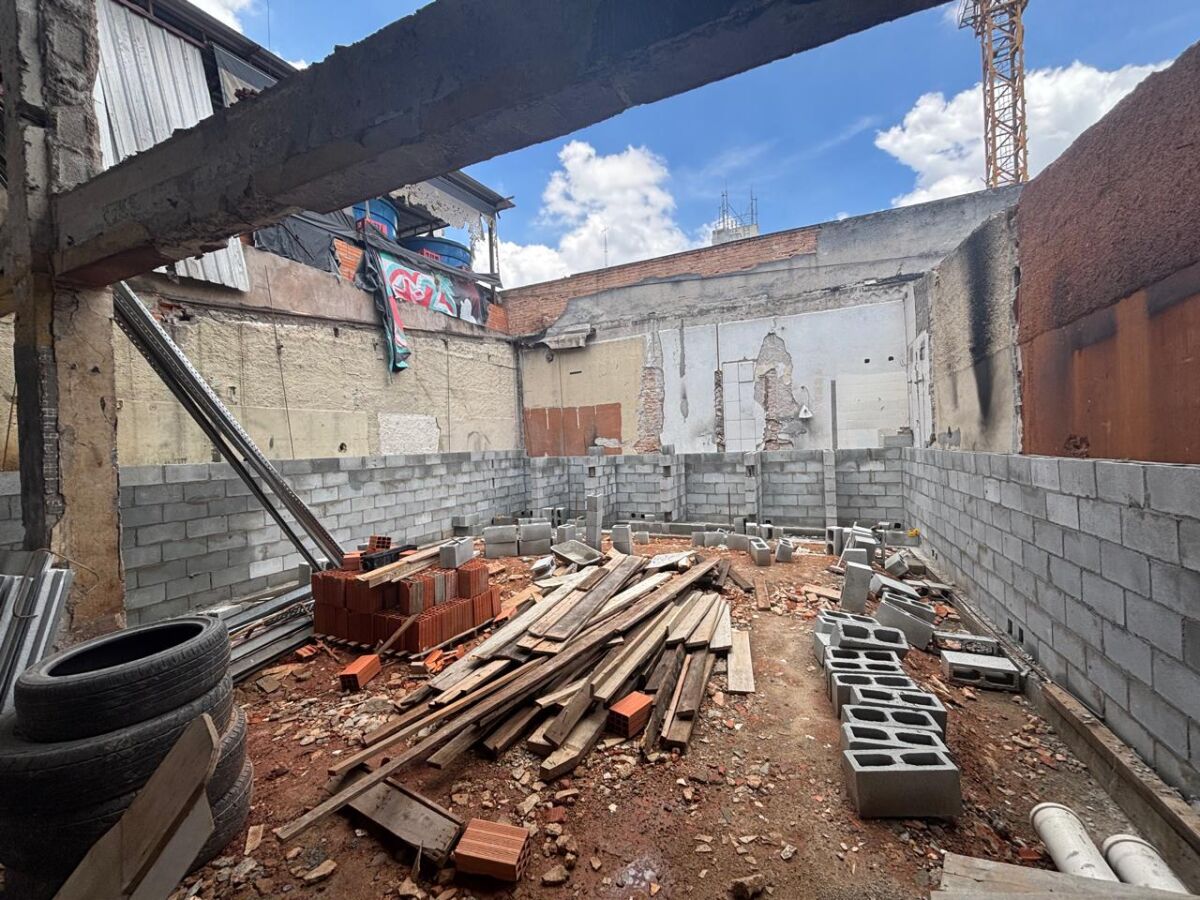 Construção de novas paredes na área dos fundos do galpão.