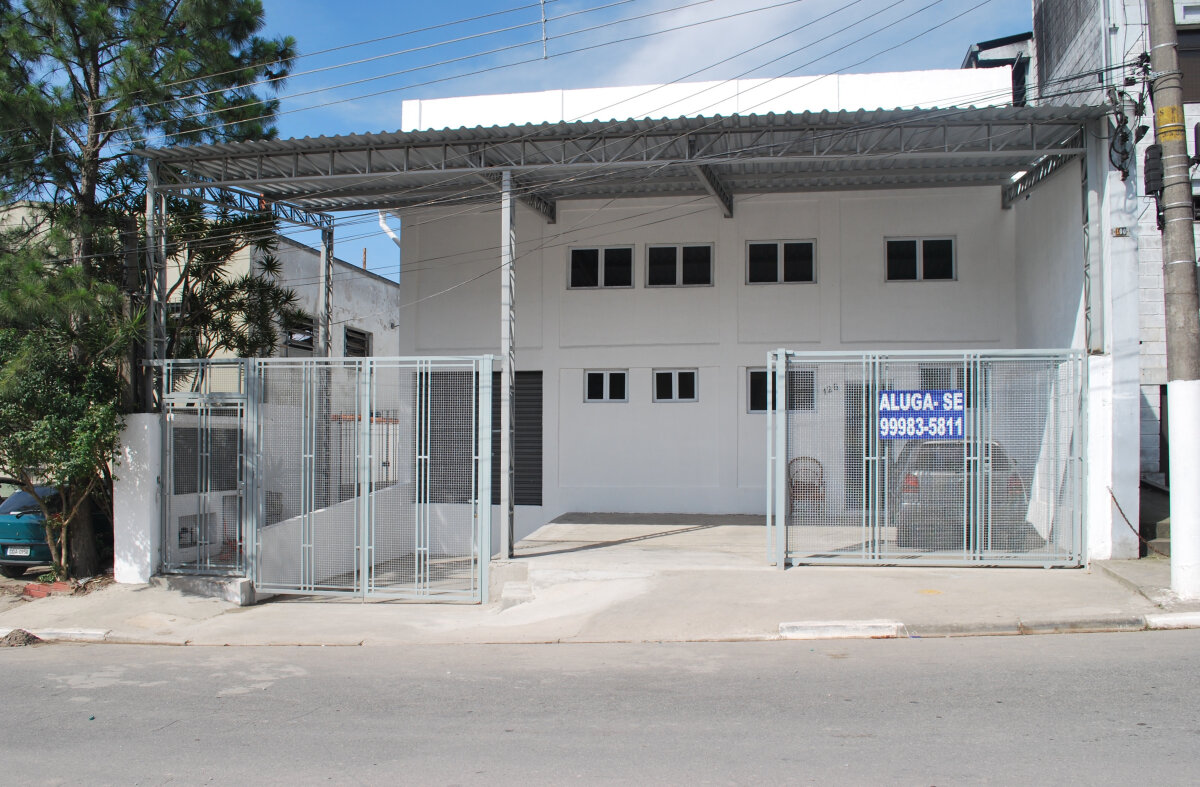 Vista frontal do galpão