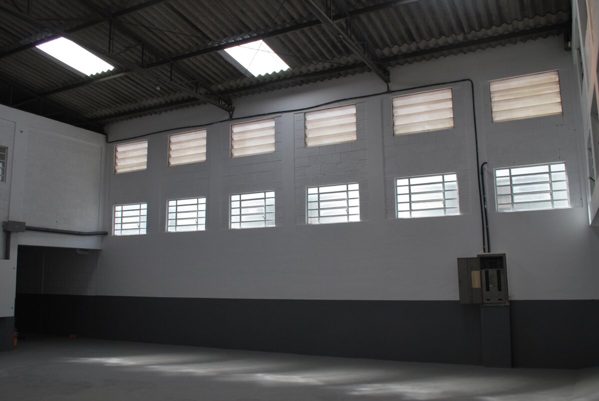 Vista do galpão e conjunto de fanelas laterais para iluminação e ventilação.