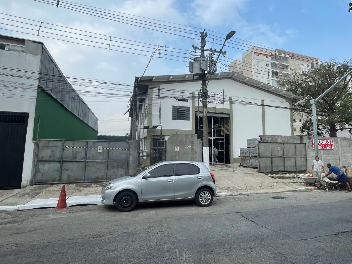 Galpão ainda em reformas em vista frontal