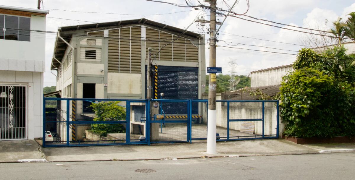 vista frontal do galpão