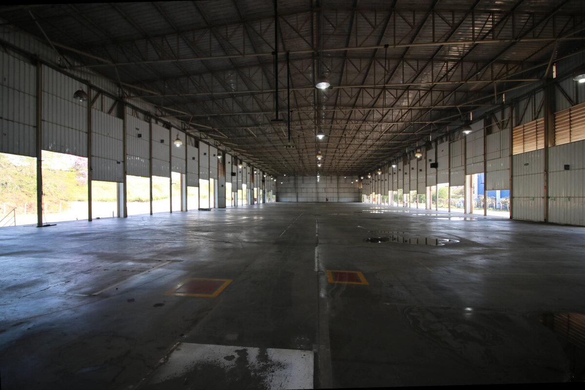 Galpão cross docking com docas semiabertas.