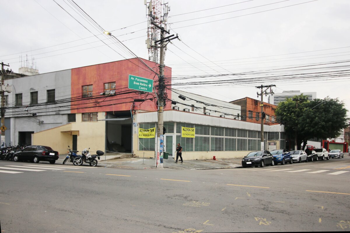 Galpão urbano de esquina.