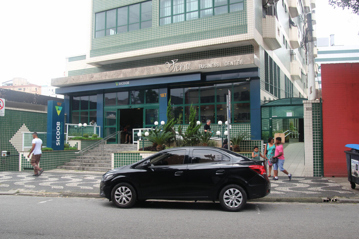 Entradas lateral e principal do edifício.