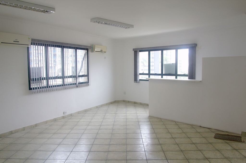 Sala de conjunto comercial com 2 janelas.