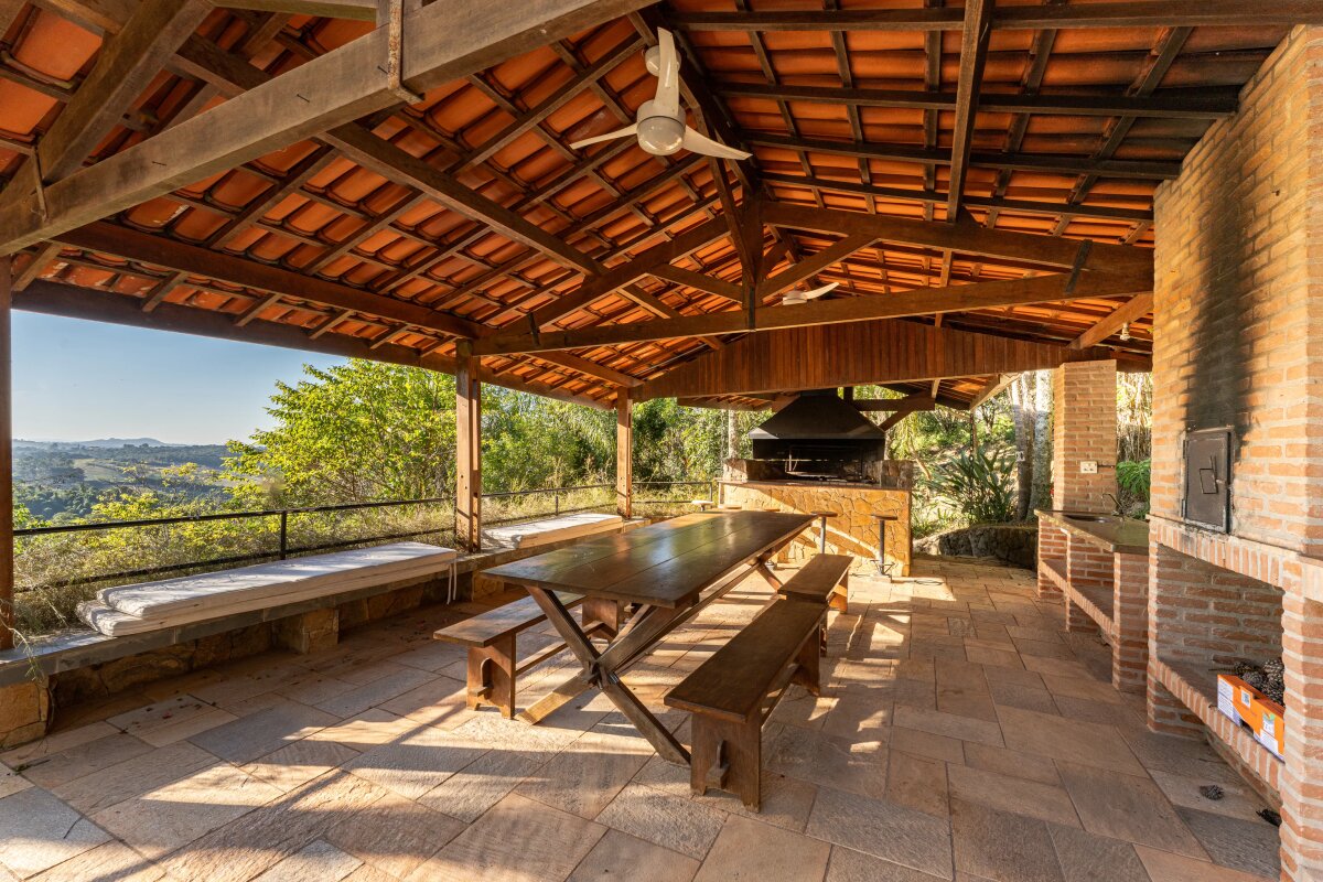 Área coberta, com vista maravilhosa, com churrasqueira e forno para pizzas.