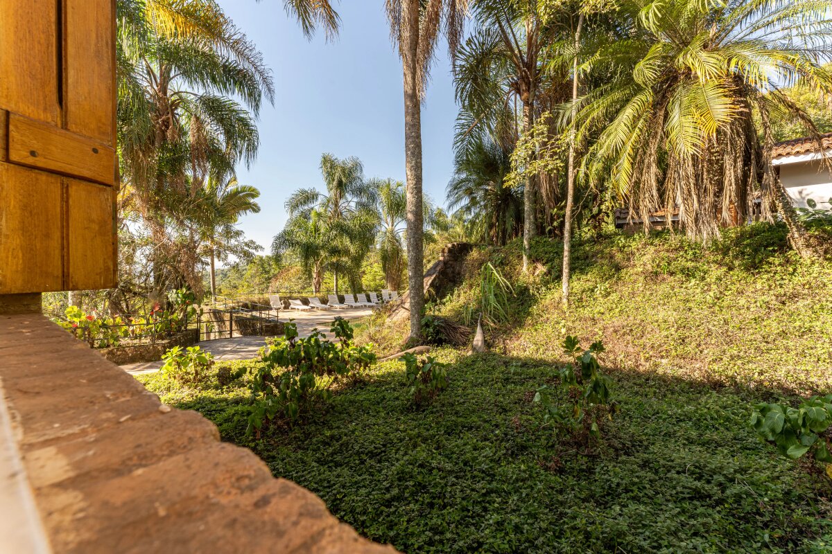 Vista da janela de um dormitório para a área de piscinas.